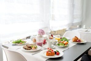 Tägliches Frühstücksbuffet gegen Gebühr
