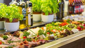 Un buffet proposant une variété de viandes, de fromages et de légumes.