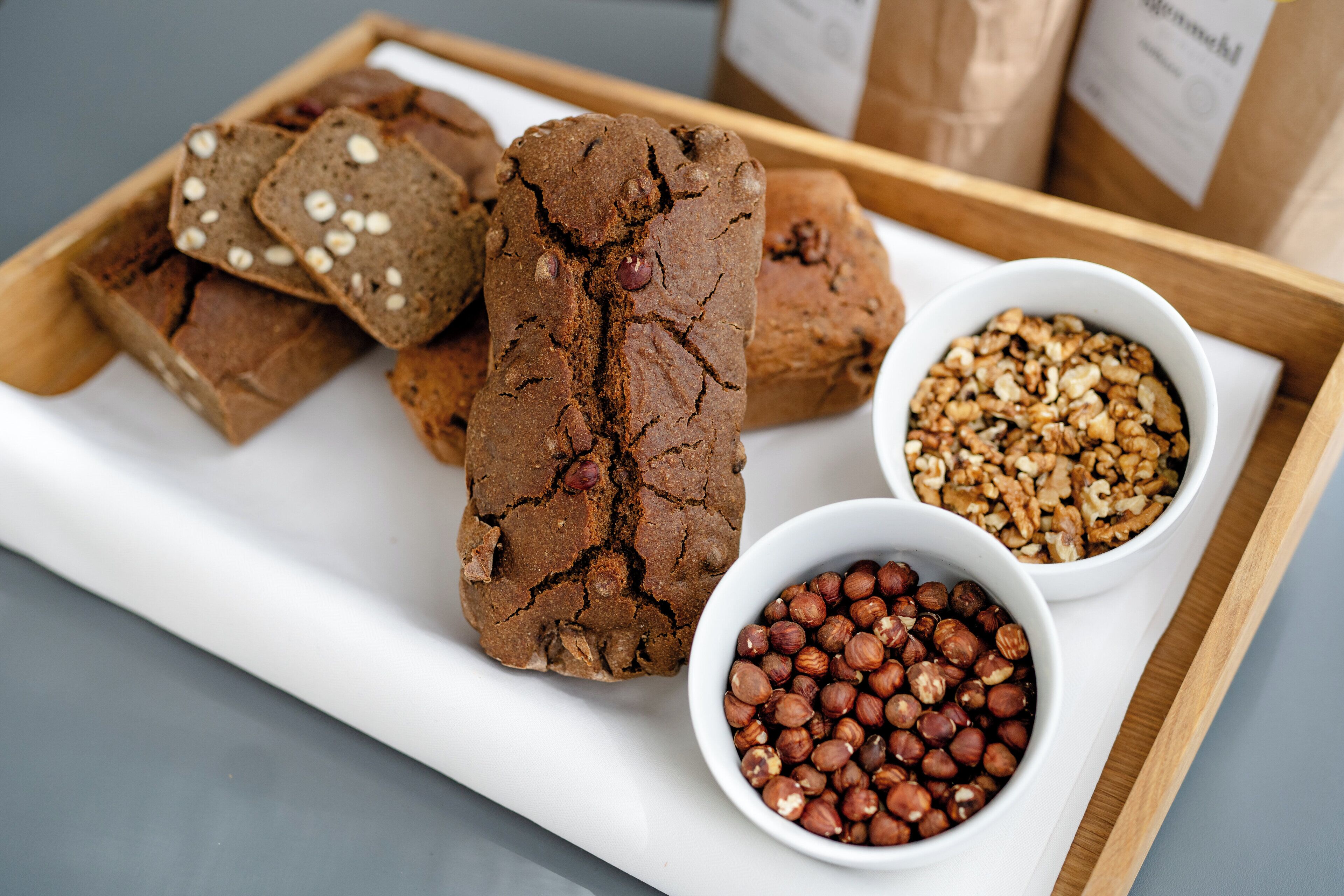 Una bandeja con galletas, nueces y avellanas.