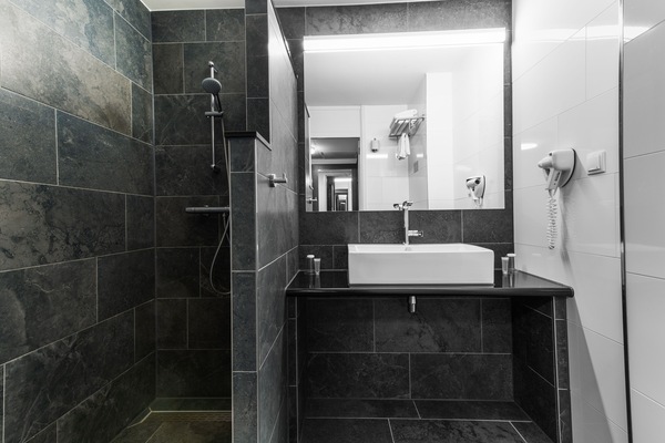 Deluxe Twin Room, 2 Twin Beds | Bathroom | Shower, free toiletries, hair dryer, towels