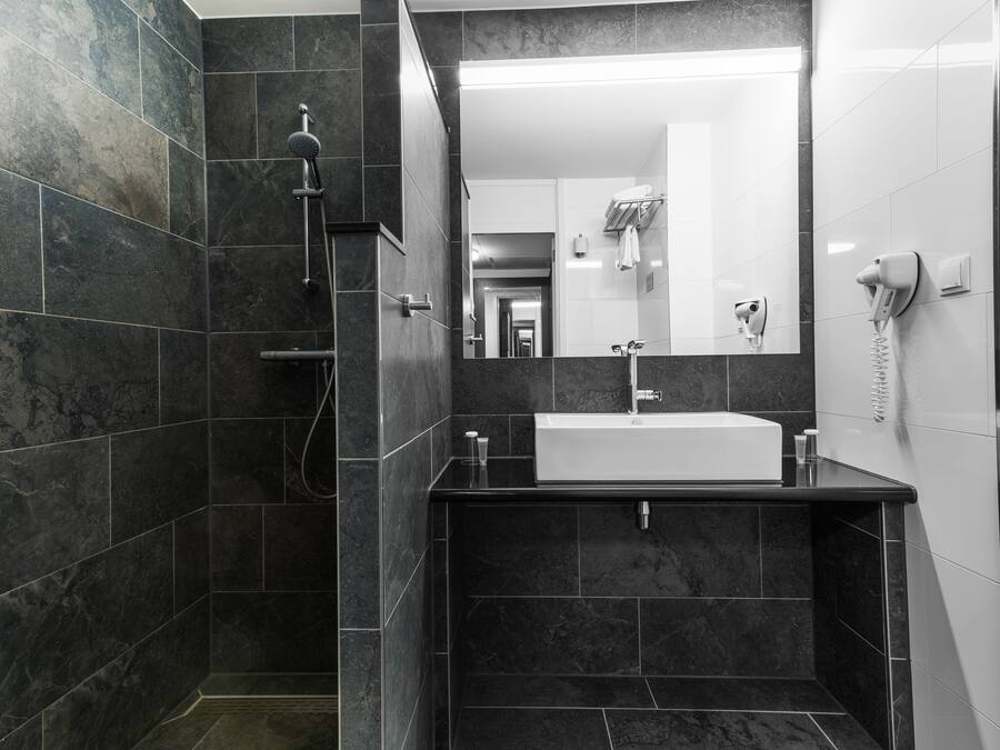 Chambre Deluxe avec lits jumeaux, 2 lits une place | Salle de bain | Douche, articles de toilette gratuits, sèche-cheveux