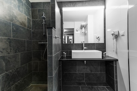 Deluxe Twin Room, 2 Single Beds | Bathroom. Bastion Hotel Almere
