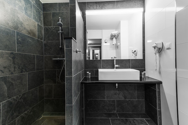 Kahden hengen deluxe-huone (kaksi sänkyä), 2 yhden hengen sänkyä | Kylpyhuone | Suihku, ilmaiset hygieniatuotteet, hiustenkuivaaja, pyyhkeet