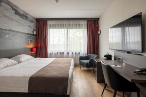 Phòng đôi Deluxe, 1 giường cỡ king | Két bảo mật tại phòng, bàn, bàn ủi/dụng cụ ủi quần áo 