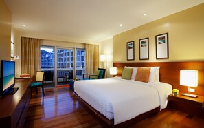 Rom – premier, 1 kingsize-seng, bassengutsikt | Sengetøy av topp kvalitet, minibar, safe på rommet og skrivebord