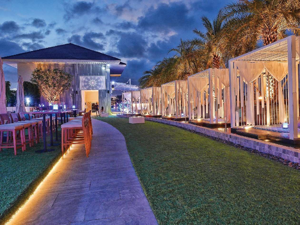 2 restaurants, breakfast, lunch, dinner served; international cuisine