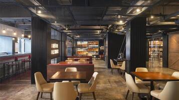 2 restaurants, spécialités Cuisine internationale
