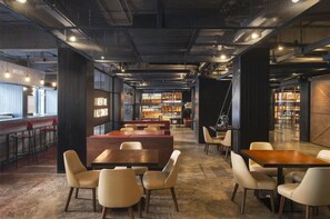 2 restaurantes, se sirven desayunos, comidas y cocina internacional