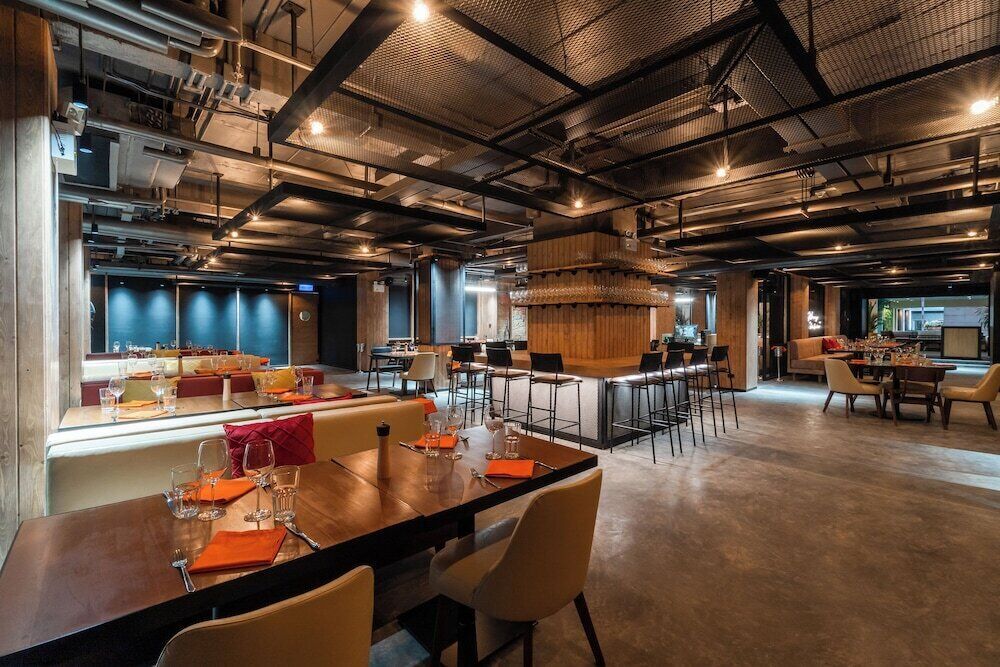 2 restaurants, breakfast, lunch, dinner served; international cuisine