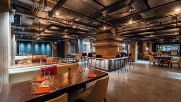 2 restaurants, breakfast, lunch, dinner served; international cuisine