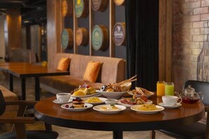 2 restaurants servant le petit déjeuner, le déjeuner et le dîner