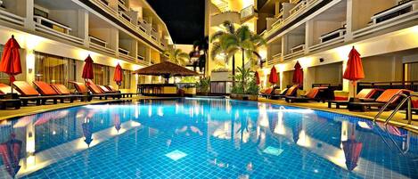 2 Außenpools, Sonnenschirme, Liegestühle