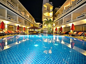 2 piscinas externas, guarda-sóis, espreguiçadeiras