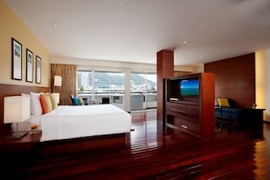 Studio, 1 King Bed | 1 bedroom, premium bedding, minibar, in-room safe