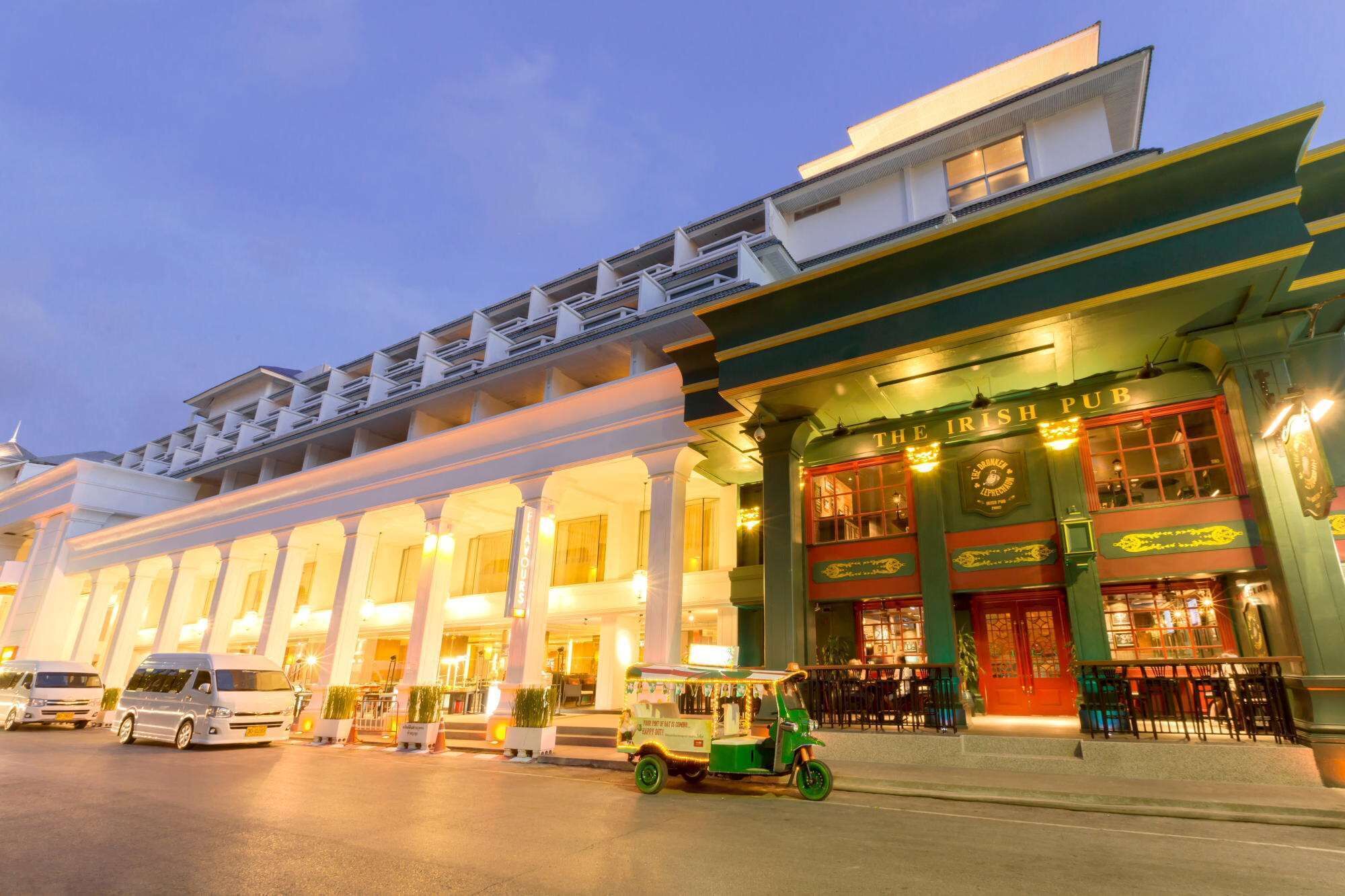 3 間酒吧/酒  廊、池中酒吧、池畔酒吧