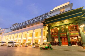 3 bars, bar en milieu de piscine, bar en bord de piscine