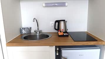 Studio Standar | Dapur pribadi | Lemari es, microwave, kompor, dan peralatan masak/sendok-piring