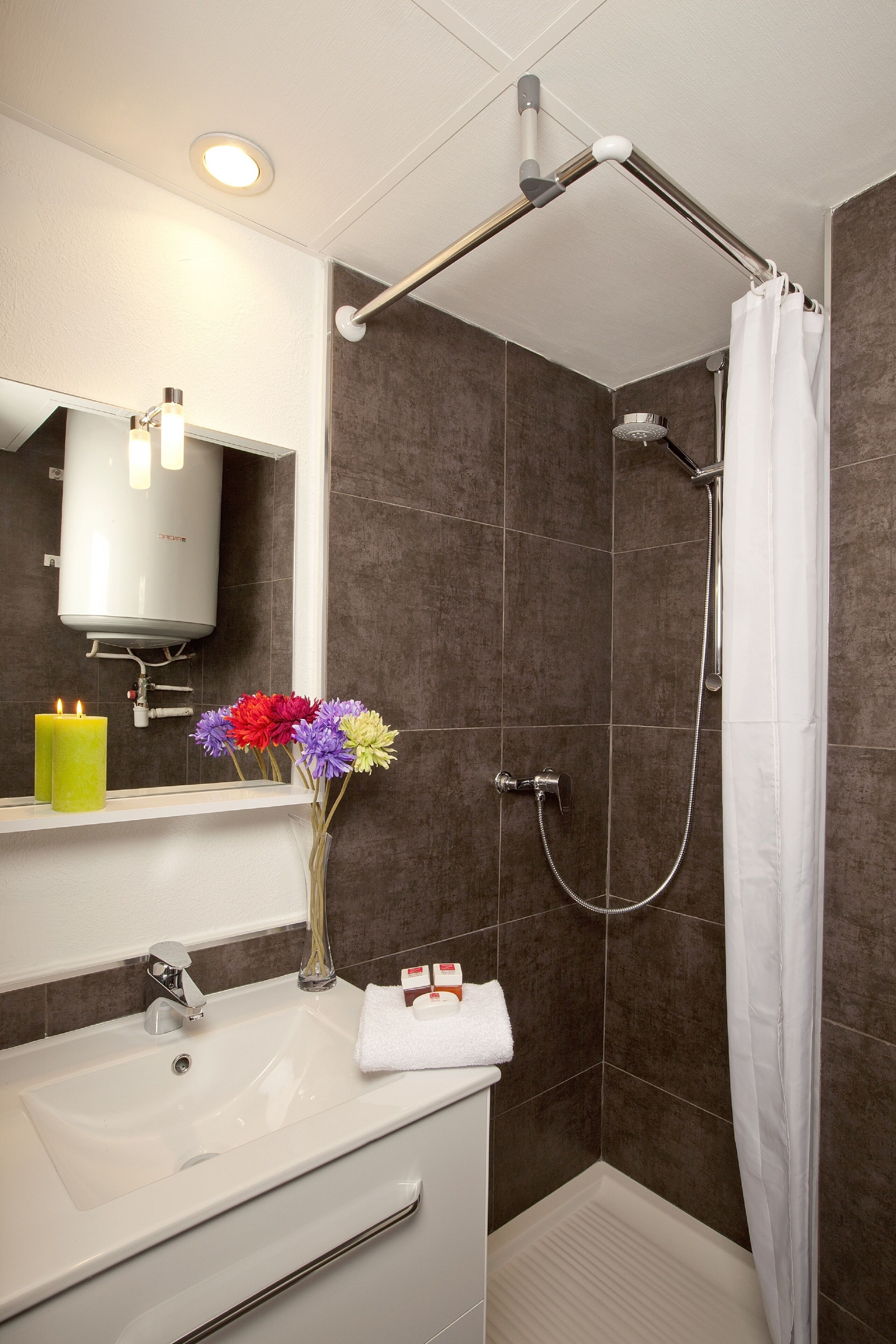 Premium Studio, Kitchenette | Bathroom