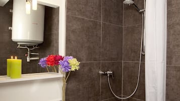 Premium Studio, Kitchenette | Bathroom | Shower, free toiletries, hair dryer, towels