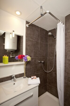 Premium Studio, Kitchenette | Bathroom - Séjours & Affaires Grenoble Marie Curie (Grenoble)
