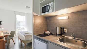 Monolocale Standard | Cucina privata | Frigorifero, microonde, piano cottura, pentole/stoviglie/utensili