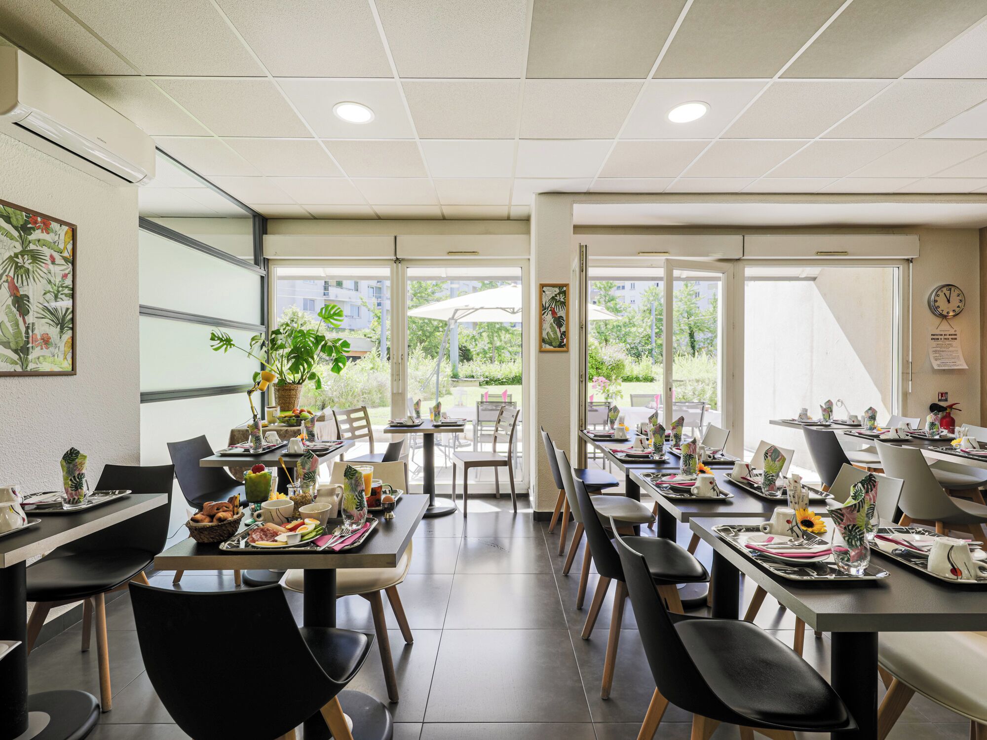 Petit déjeuner buffet servi tous les jours en supplément