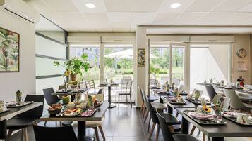 Petit déjeuner buffet servi tous les jours en supplément