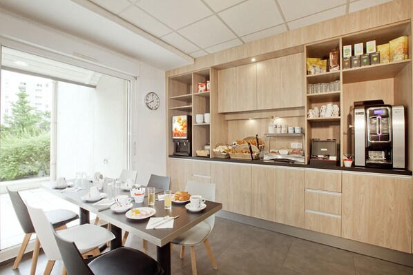 Petit déjeuner buffet (10 EUR par personne)