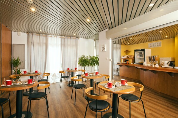 Petit déjeuner continental servi en supplément en semaine
