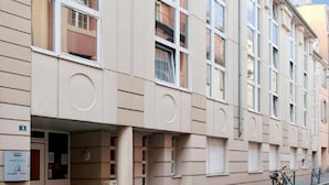 A multi-story building with large windows and a flat facade. - Séjours & Affaires Strasbourg Kléber (Strasbourg)