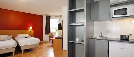 City Studio | Private kitchen | Fridge, microwave, stovetop, cookware/dishes/utensils