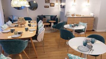 Continental breakfast on weekdays (EUR 10 per person)