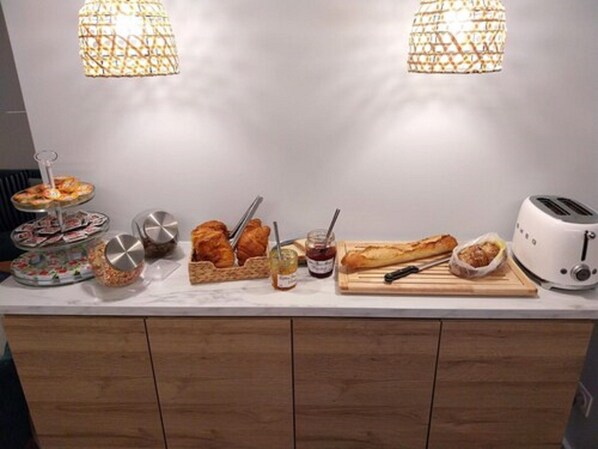 Continentaal ontbijt op werkdagen (EUR 10 per persoon)