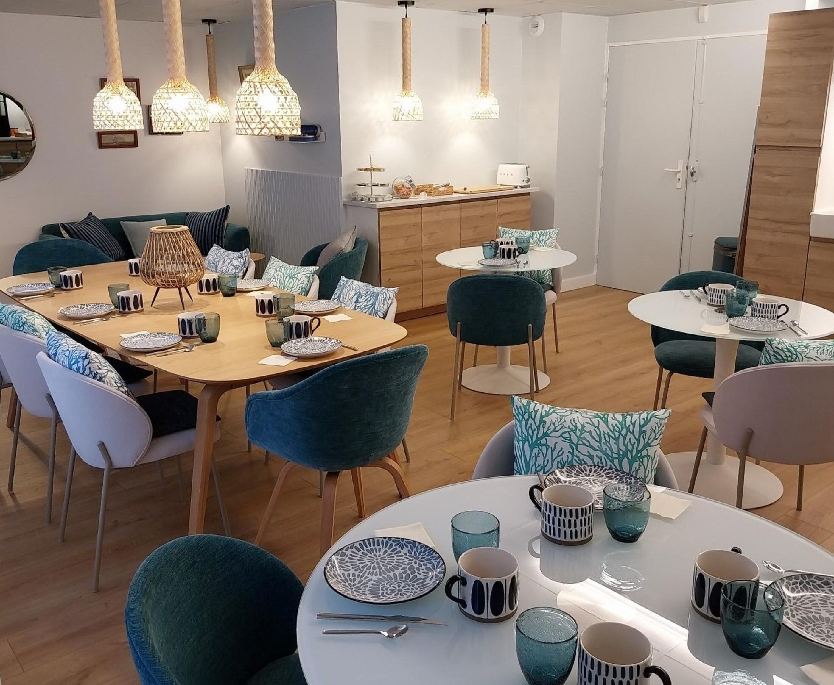 Een moderne eetruimte met meerdere tafels en stoelen, met een mix van ronde en rechthoekige vormen.