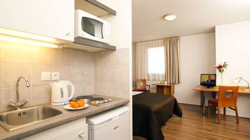 Studio | Coin cuisine privé | Réfrigérateur, micro-ondes, plaque de cuisson