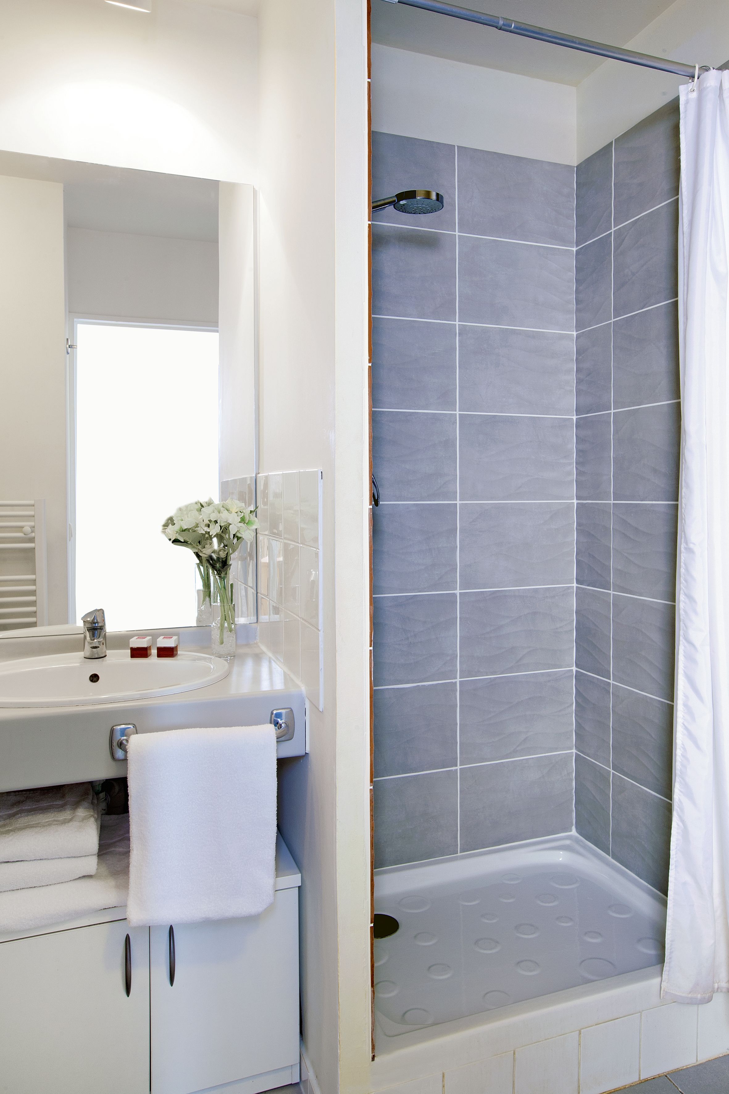 Douche, articles de toilette gratuits, serviettes fournies