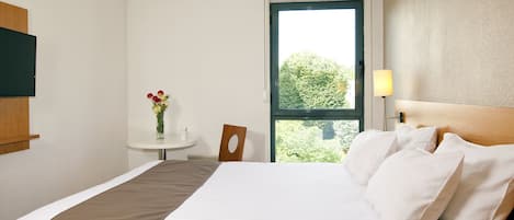 Schreibtisch, Verdunkelungsvorhänge, Bügeleisen/Bügelbrett