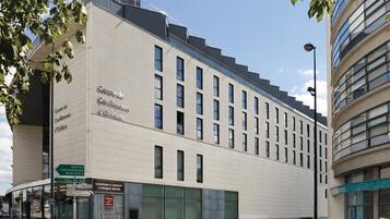 Un bâtiment moderne avec une enseigne indiquant « Centre de conférences d’Orléans ».