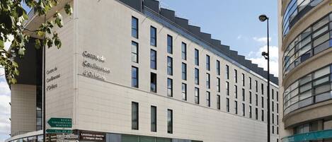 Un edificio moderno con un cartel que indica Centre de Conférences d'Orléans.