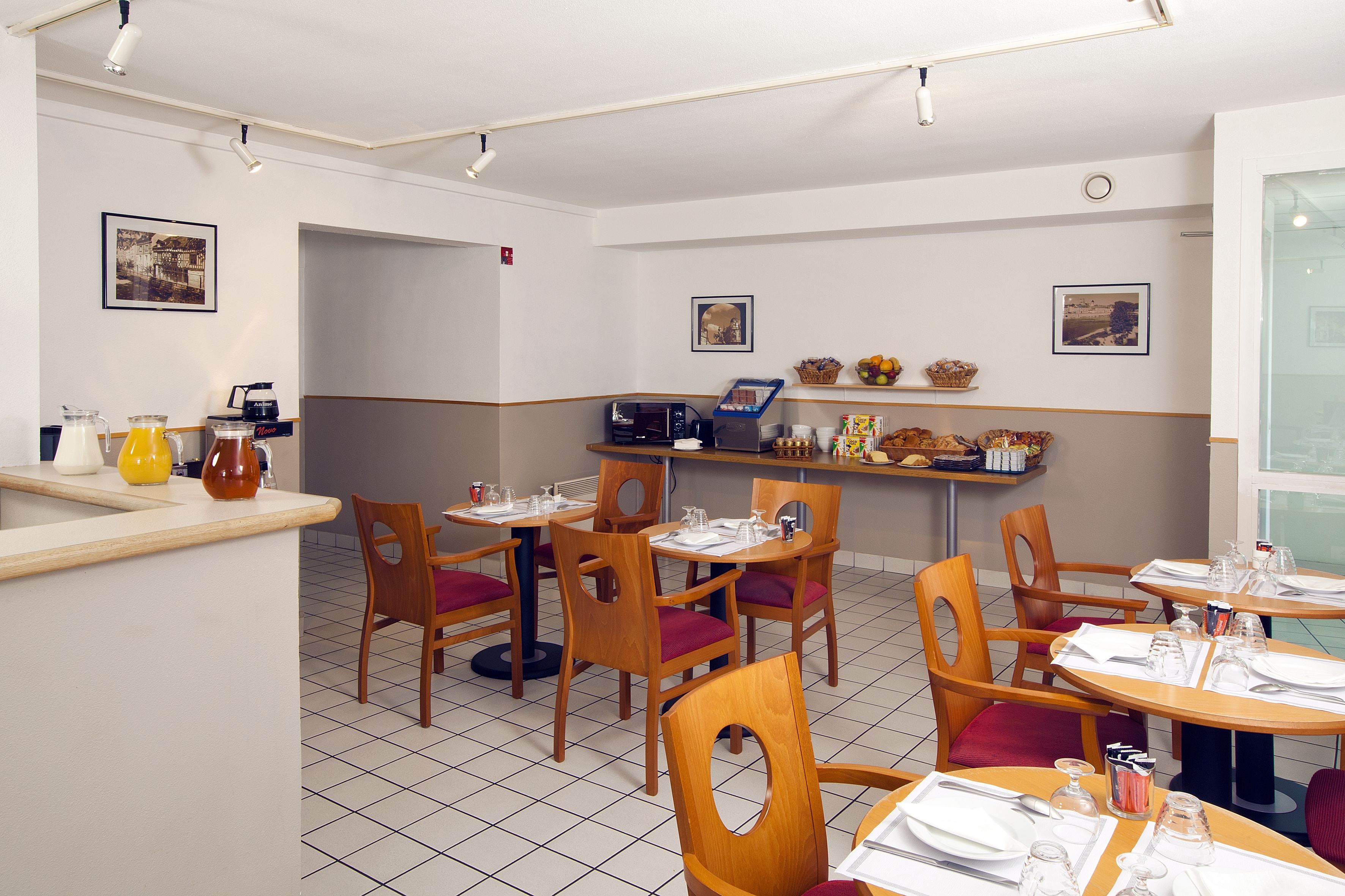 Petit déjeuner buffet servi en semaine (10 EUR par personne)