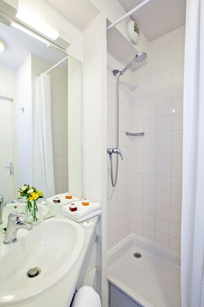 Regadera, amenidades de baño gratuitas, toallas 