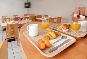 逢周一至周五供应自助式早餐（每人 EUR 10）