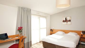 Työpöytä, silitysrauta/-lauta, ilmaiset vauvansängyt, vuodevaatteet