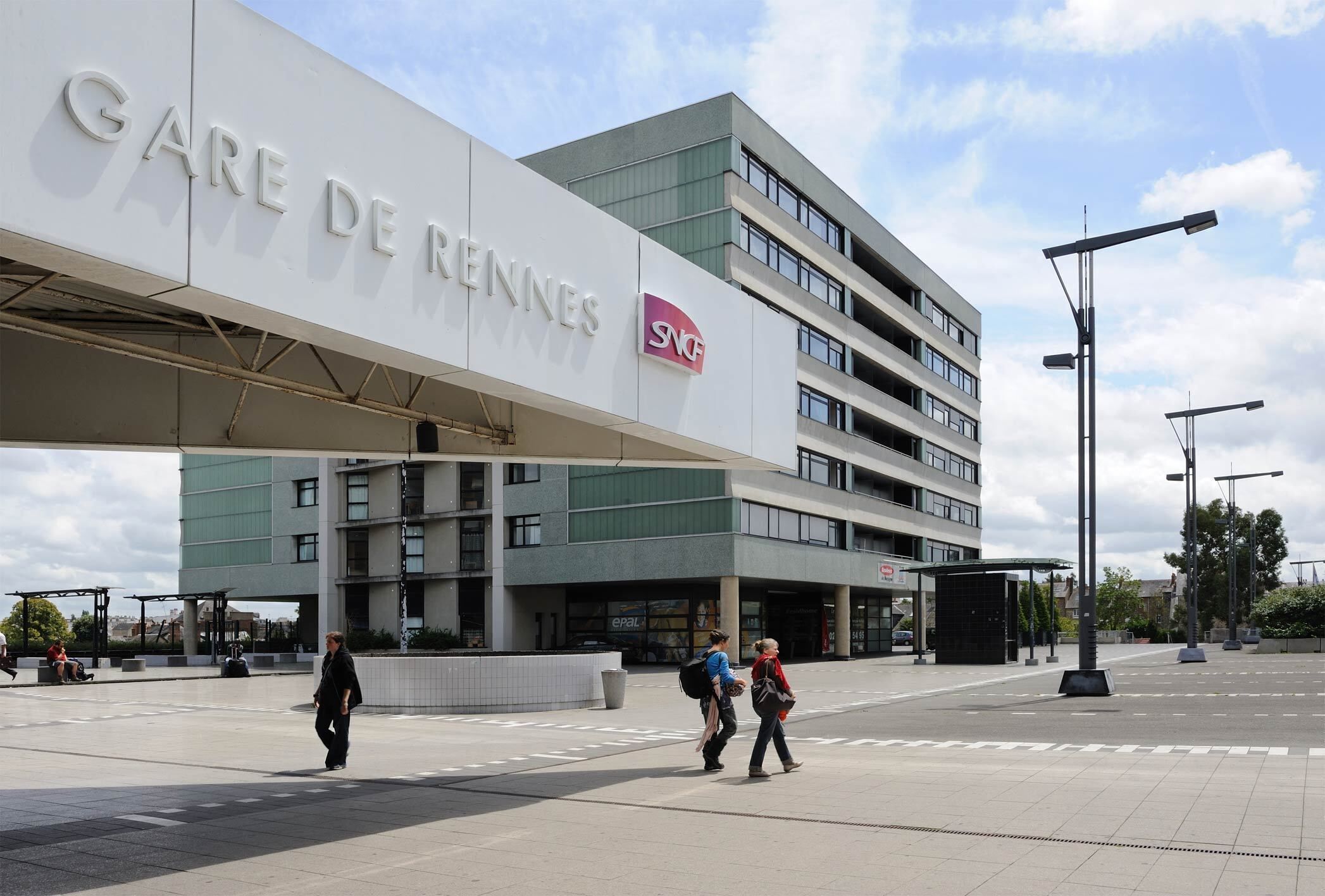 A modern building with the sign "GARE DE RENNES" and "SNCF" logo, indicating a train station.