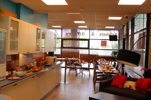 每日供應歐陸早餐 (每人 EUR10)