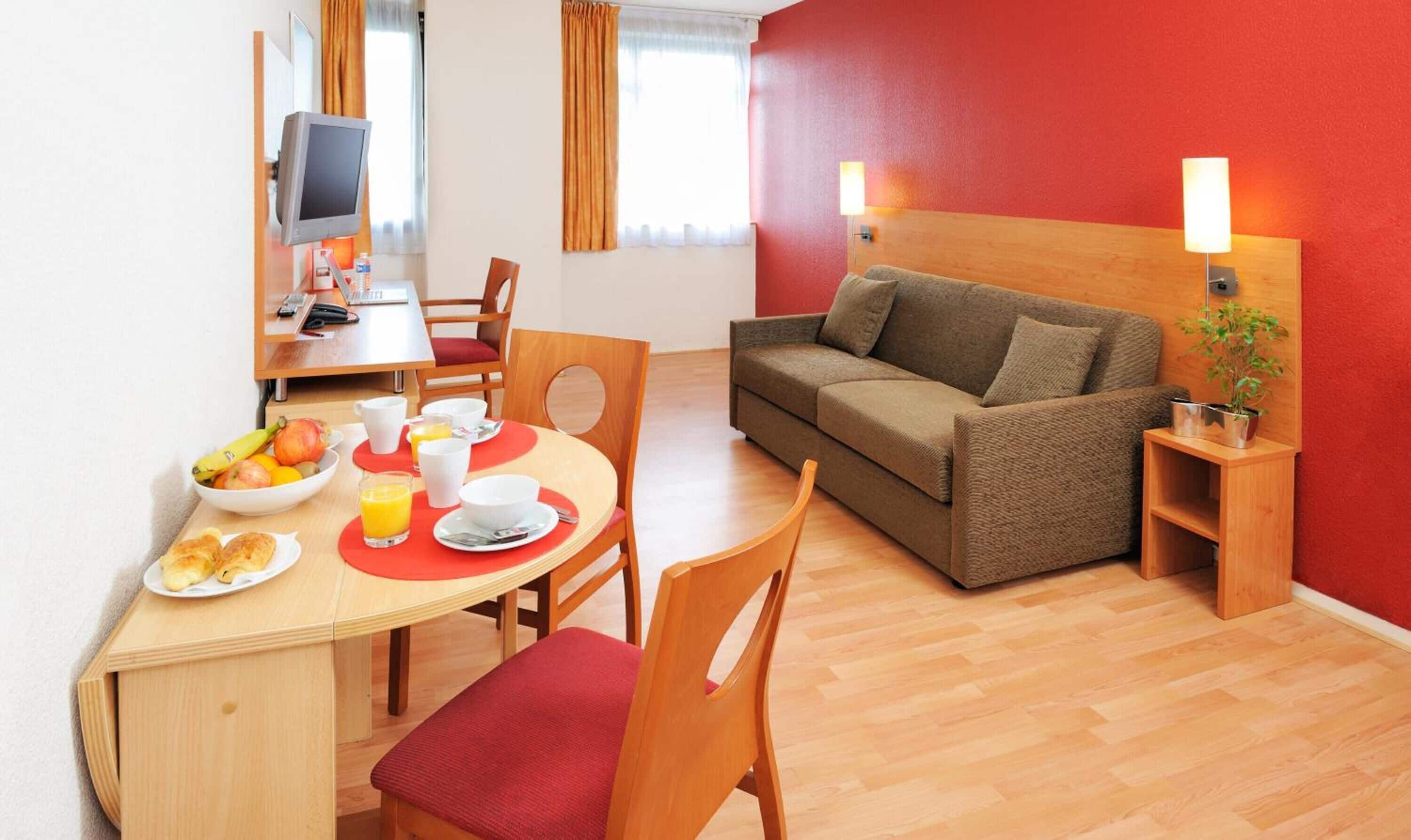 Een bureau, gratis wifi, beddengoed