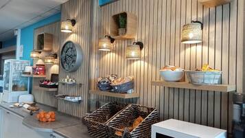 Tägliches kontinentales Frühstück (10 EUR pro Person)