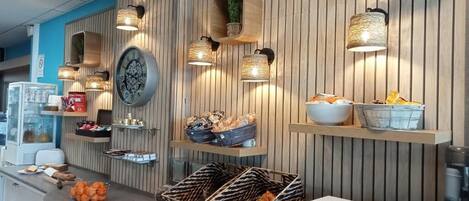 Päivittäinen mannermainen aamiainen (10 EUR per henkilö)