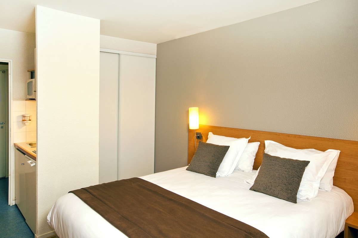 Desk, free WiFi, bed sheets