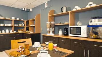 Daily continental breakfast (EUR 10 per person)